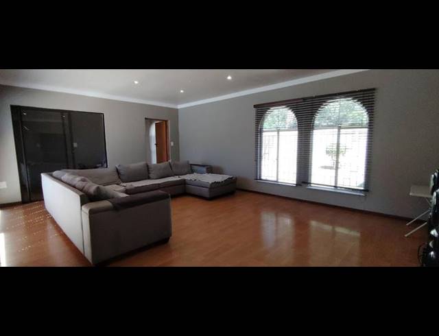 4 BEDROOM HOUSE FOR SALE IN OAKDENE